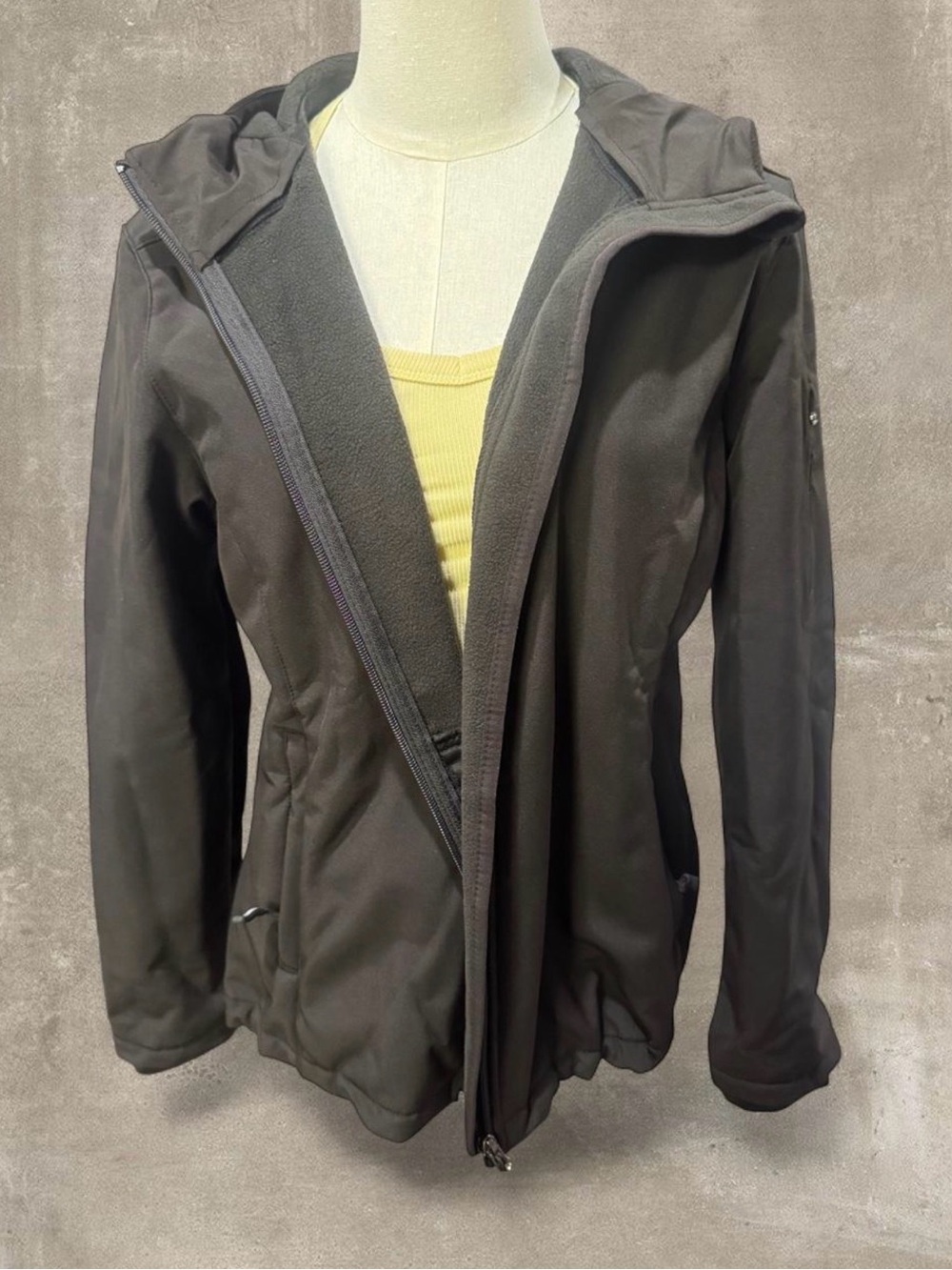 Outdoor Ventures Women's Softshell Jacket - Picture 5 of 8